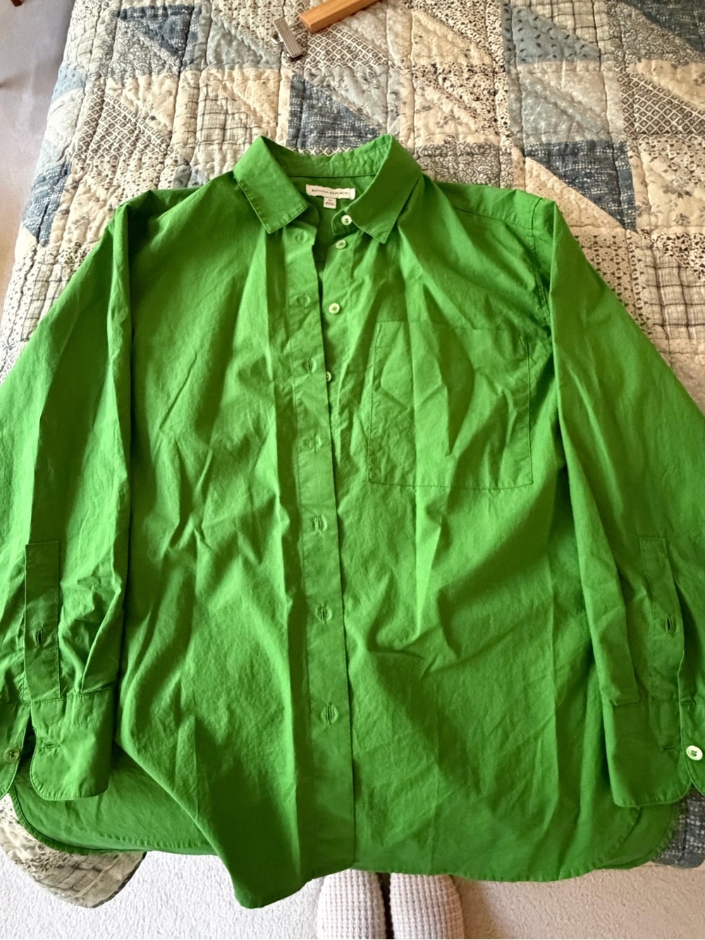 Poplin Classic Button-Up Shirt in Bright Green